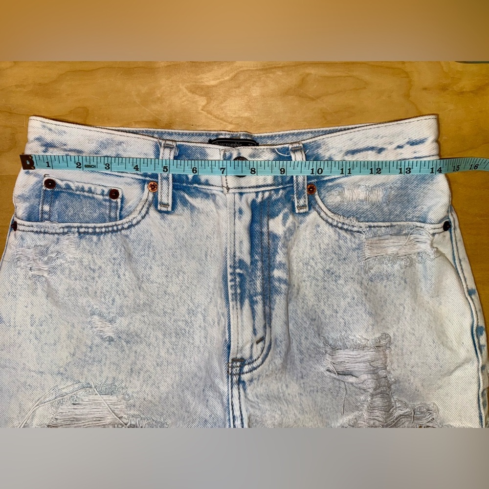 Abercrombie & Fitch Annie High Rise Shorts in Light Wash - Picture 6 of 8
